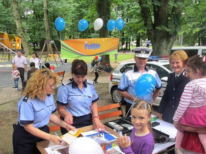 Poliţiştii pompierii şi jandarmii vă aşteaptă în Orăşelul copiilor