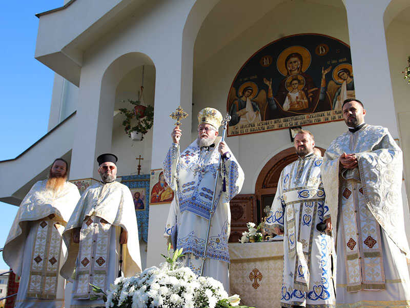 Sfânta Liturghie de hram la biserica Sfinţii Arhangheli Mihail şi