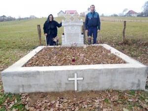 Mormîntul ilustrului istoric Aurel Vaida, lîngă cruce, soţia şi poliţistul Alin 