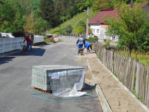 Lucrări la trotuare în localitatea Chiuzbaia