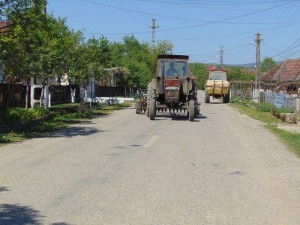 Drumul judeţean ce trece prin centrul comunei Oarţa de Jos