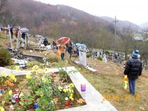 Cimitirul din Poiana Botizii încărcat de lumînări 