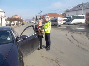 Politistul-Dionisie-Baic--distribuind-flori-femeilor-aflate-in-trafic