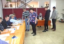 Cetăţeni la vot în secţia nr 186