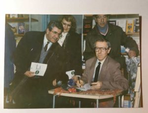 Acordând autografe, la prima sa carte (Punct de trecere interviuri) acum 25 de ani (1995).