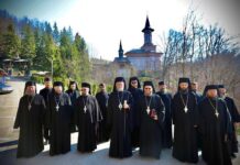 Fotografie istorică: Preasfințitul Părinte Episcop Iustin împreună cu obștea Mănăstirii Rohia la 27 ani de arhierie, 17 aprilie 2021.